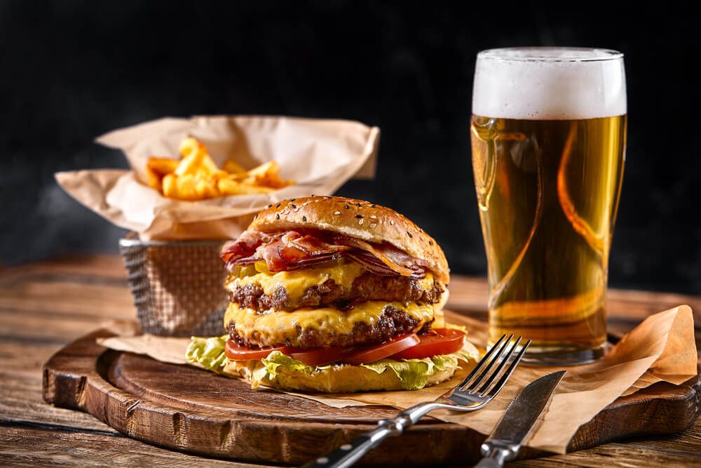 cerveza sin gluten con hamburguesa